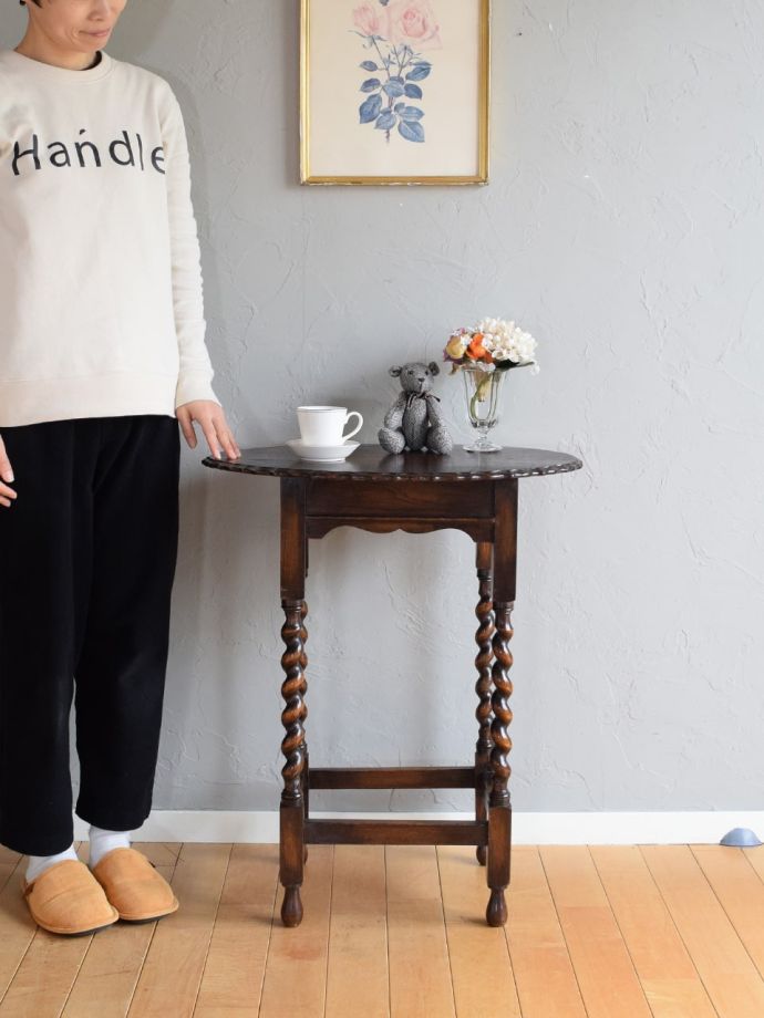 アンティークのオケージョナルテーブル