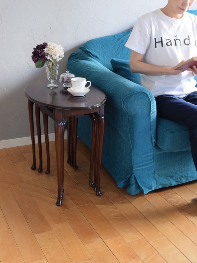 英国スタイルのアンティークテーブル