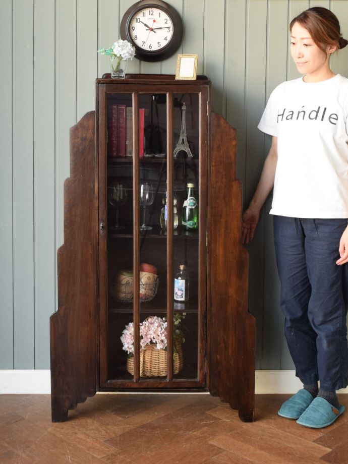 英国アンティークのガラスキャビネット