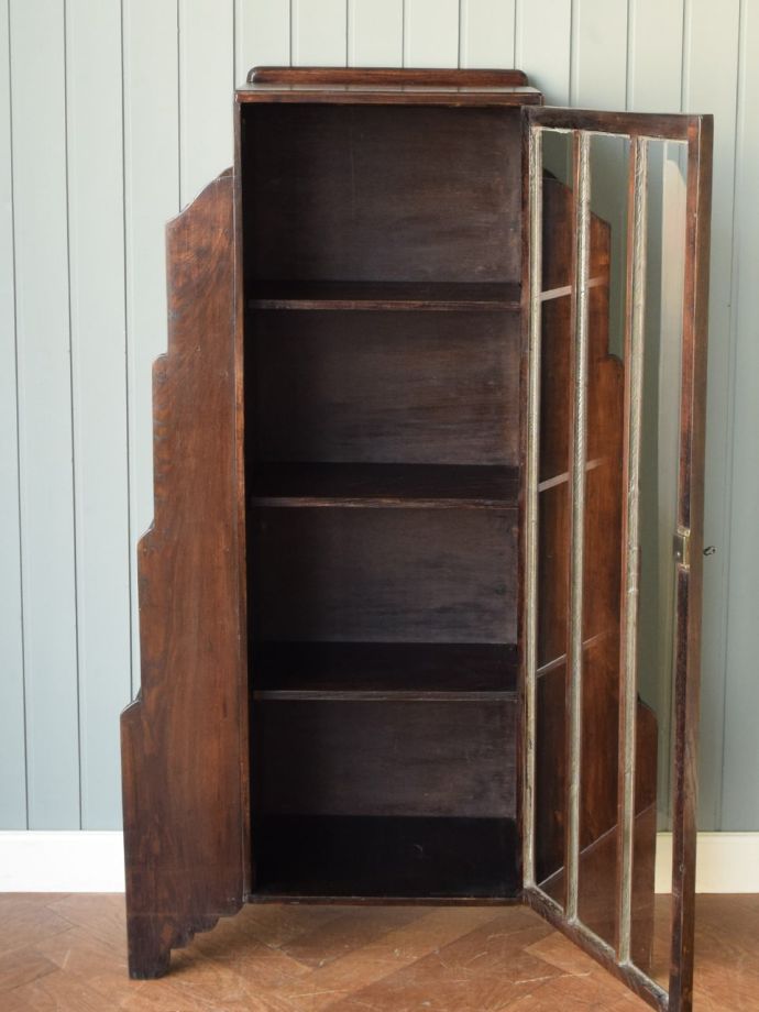 キャビネットの扉の中