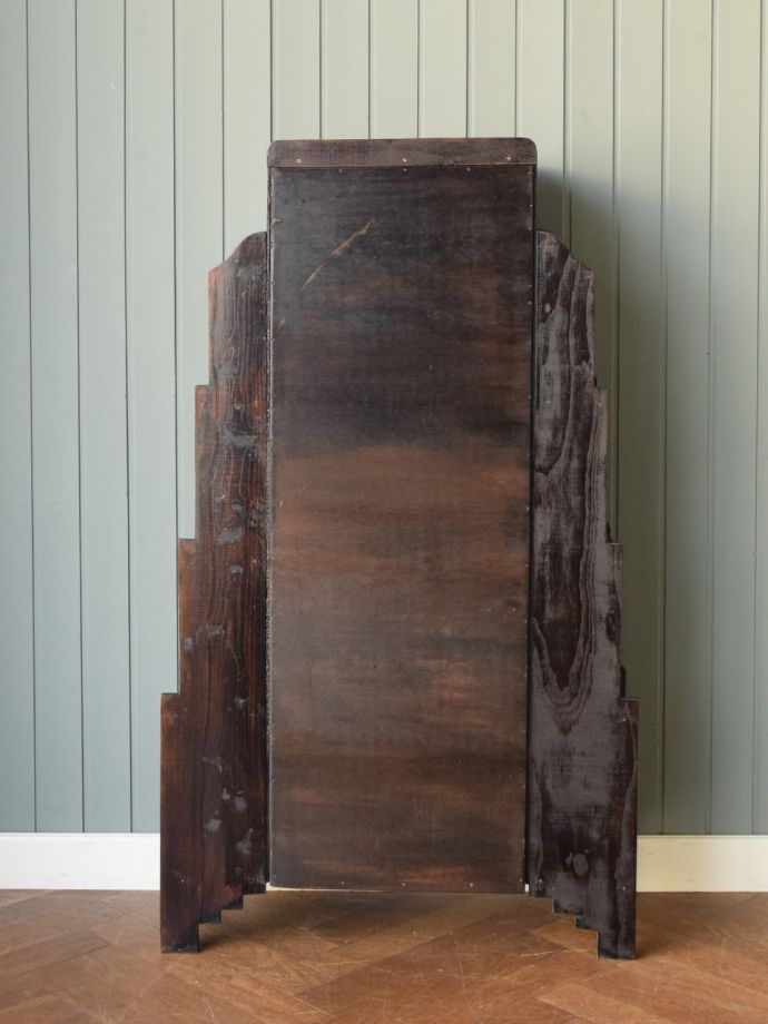 キャビネットの後ろ姿