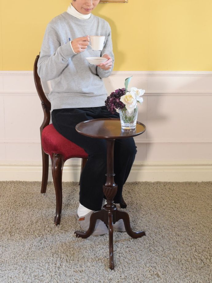 アンティークのワインテーブル