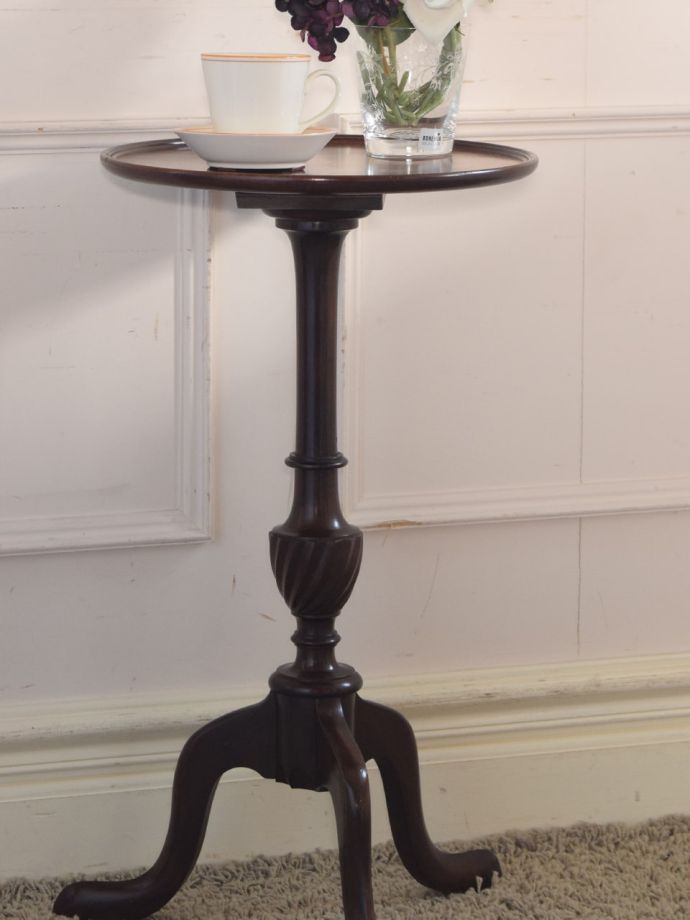 英国スタイルのアンティークテーブル