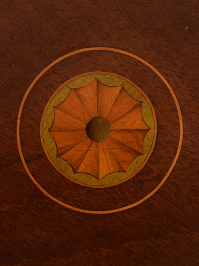 英国アンティーク家具らしい装飾