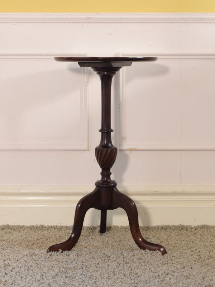 アンティークテーブルの側面