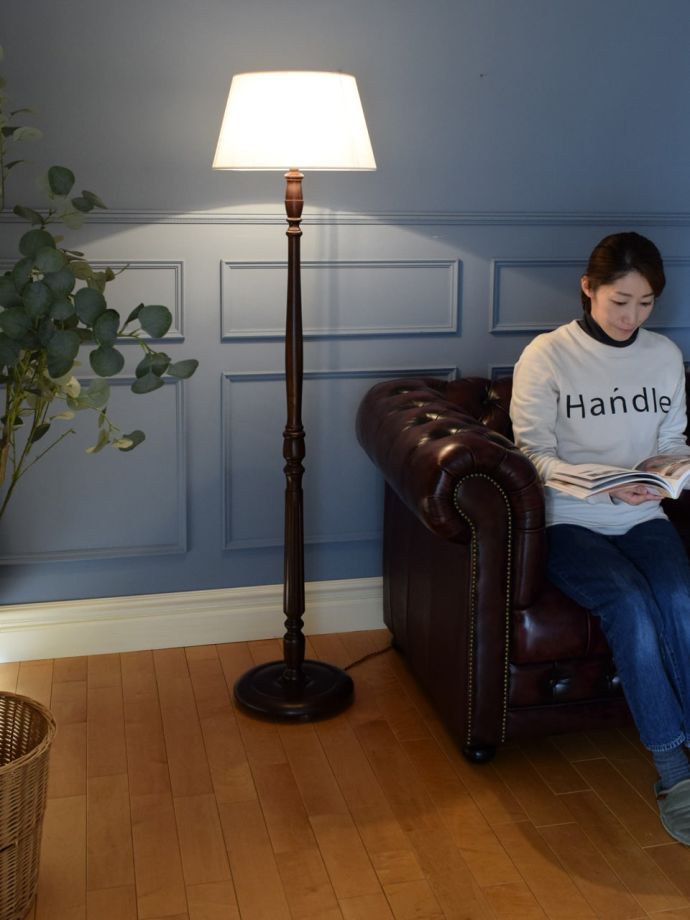 フロアランプの優しい灯り