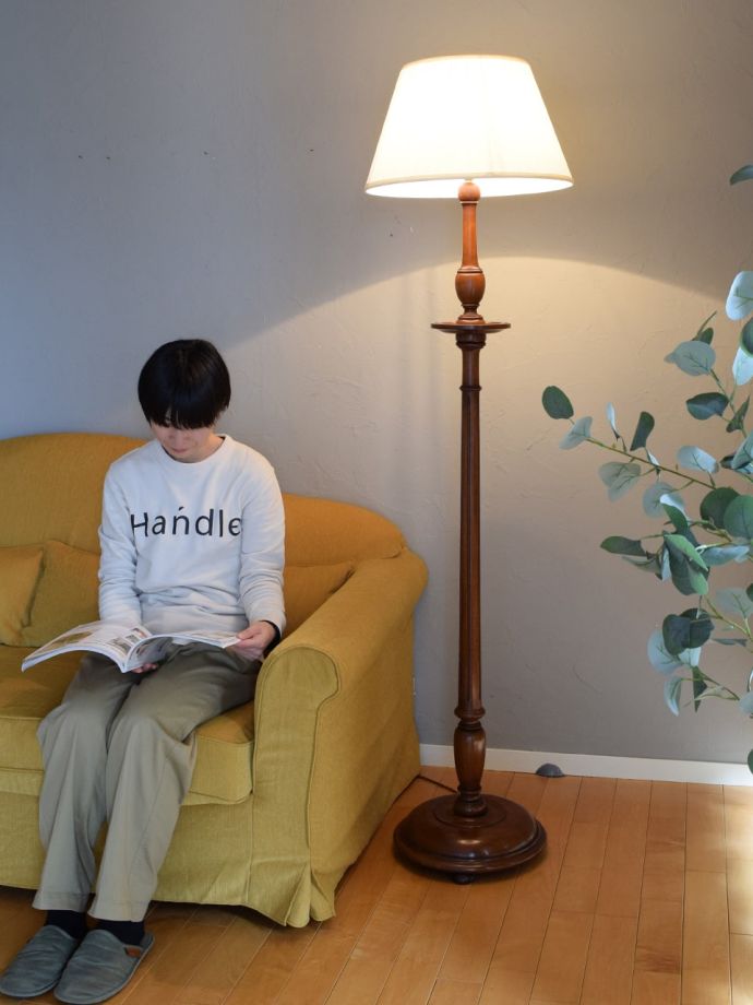 フロアランプの優しい灯り