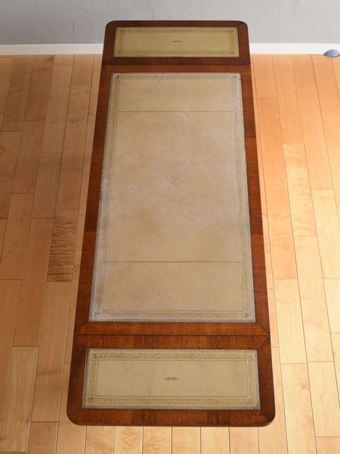 天板を広げた折り畳みテーブル