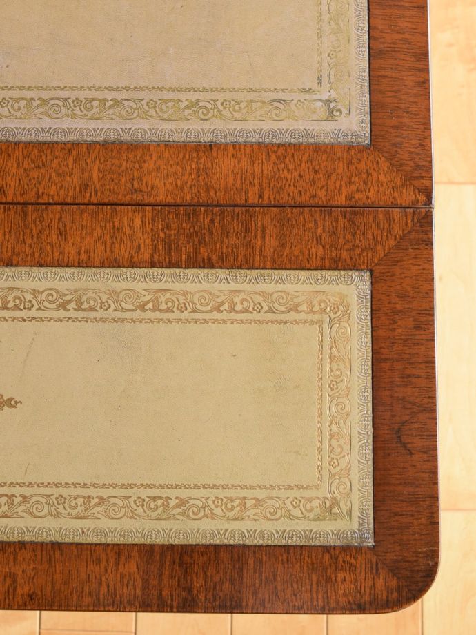 アンティークテーブルらしい木目