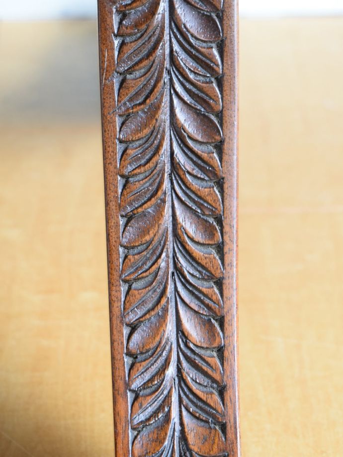 アンティークテーブルの彫