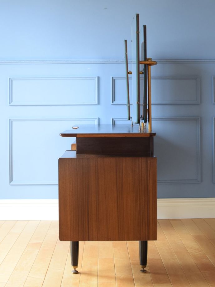 ドレッサーの側面