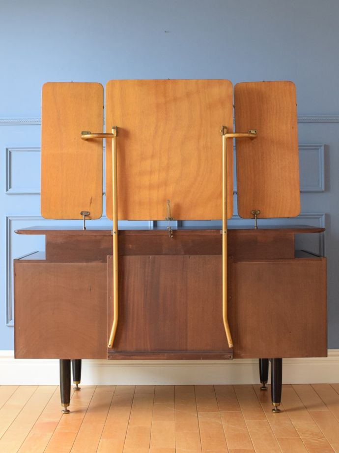 ドレッサーの後ろ姿