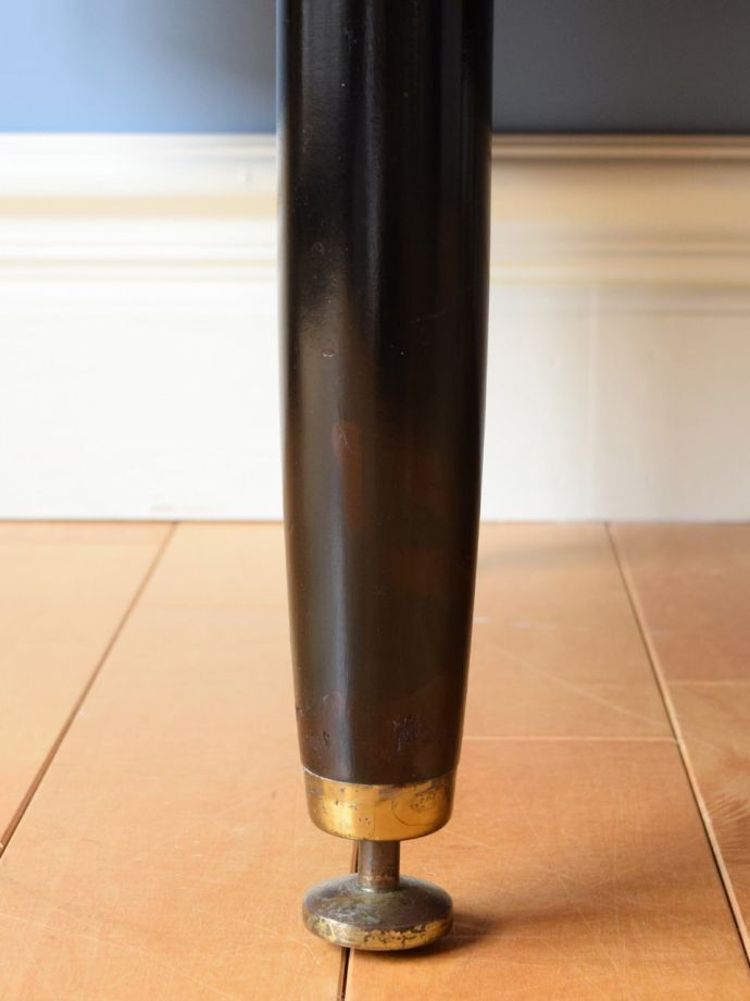 ビンテージドレッサーの脚