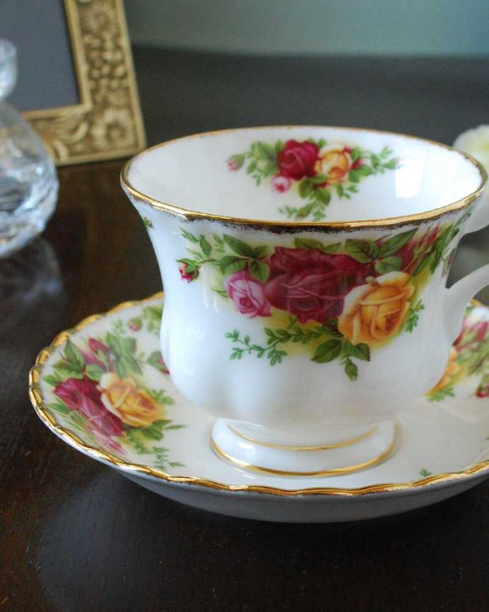 アンティーク 陶磁器の雑貨 アンティーク雑貨 ロイヤルアルバート社のアンティークカップ&ソーサー(オールドカントリーローズ) 。古典的な薔薇が人気のオールドカントリーローズアンティークでしか手に入れることが出来ない美しい模様のカップ&ソーサー。(k-3288-z)