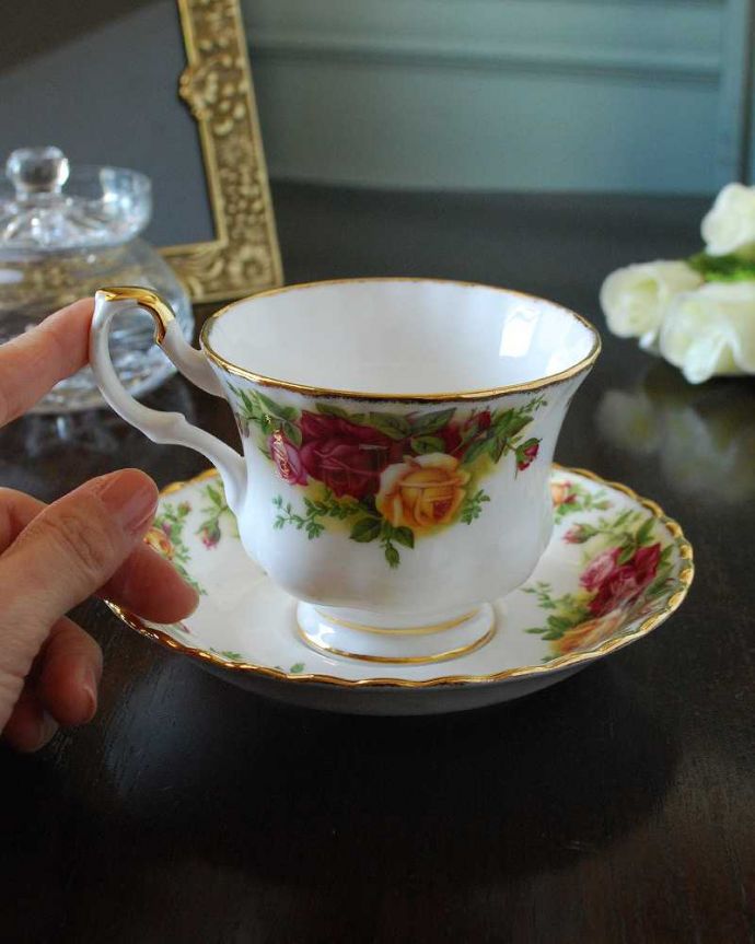 アンティーク 陶磁器の雑貨 アンティーク雑貨 ロイヤルアルバート社のアンティークカップ&ソーサー(オールドカントリーローズ) 。お茶の時間をもっと優雅に・・・眺めているだけじゃもったいないので、実用的に使って下さい。(k-3288-z)