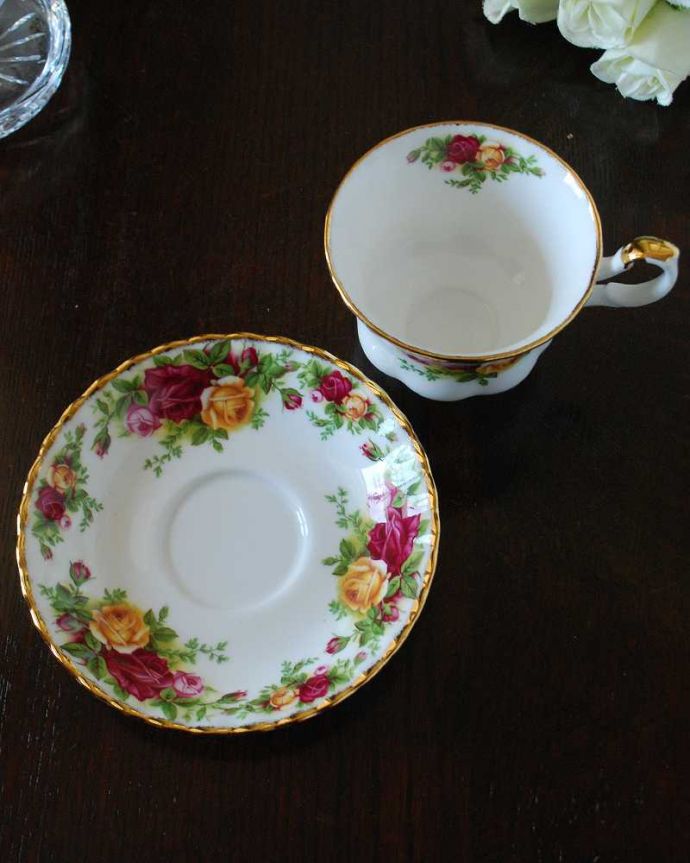 アンティーク 陶磁器の雑貨 アンティーク雑貨 ロイヤルアルバート社のアンティークカップ&ソーサー(オールドカントリーローズ) 。上から見るとこんな感じです状態のいいものだけを選んでいますが、アンティークなのでキズや欠けがある場合があります。(k-3288-z)