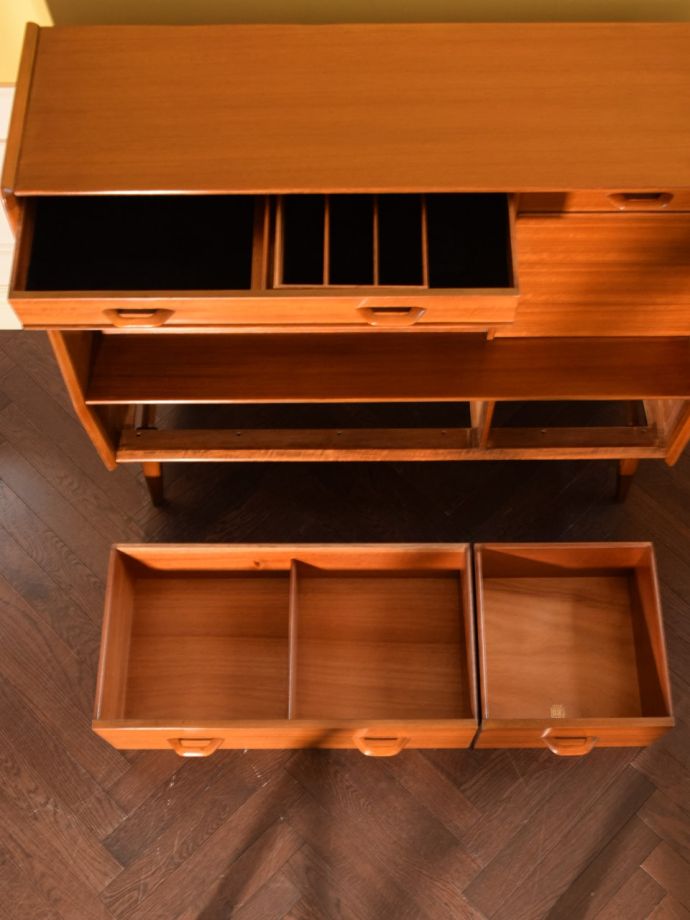 サイドボードの引き出し