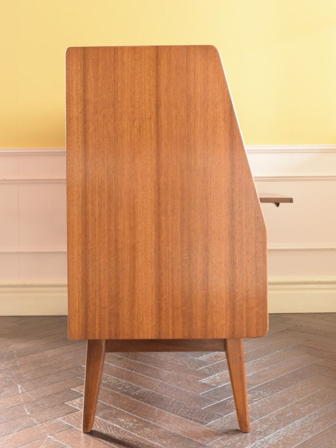 G-planのサイドボードの側面