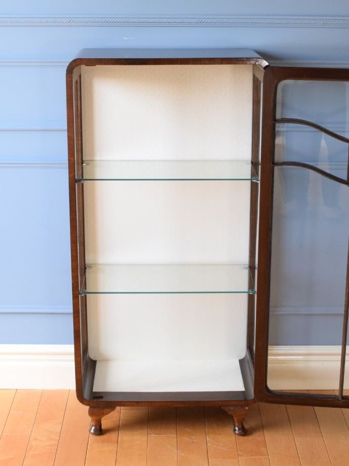 ガラスキャビネットの扉の中