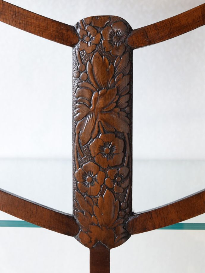 英国アンティーク家具らしい彫