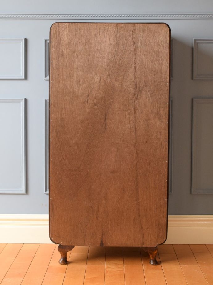 キャビネットの後ろ姿