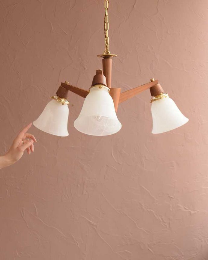 シャンデリア　照明・ライティング　木製×ガラスシェードのアンティーク　シャンデリア(3灯)Ｅ17シャンデリア球付）。。(k-3291-z)