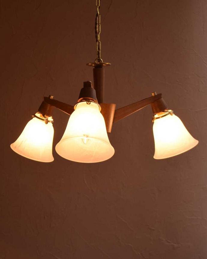 シャンデリア　照明・ライティング　木製×ガラスシェードのアンティーク　シャンデリア(3灯)Ｅ17シャンデリア球付）。。(k-3291-z)
