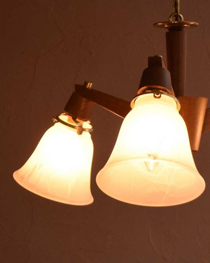 シャンデリア　照明・ライティング　木製×ガラスシェードのアンティーク　シャンデリア(3灯)Ｅ17シャンデリア球付）。。(k-3291-z)