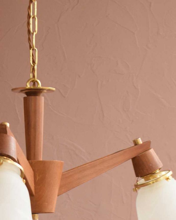 シャンデリア　照明・ライティング　木製×ガラスシェードのアンティーク　シャンデリア(3灯)Ｅ17シャンデリア球付）。。(k-3291-z)