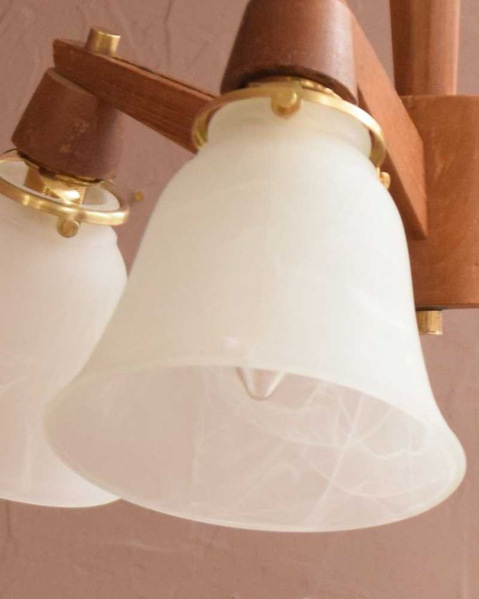 シャンデリア　照明・ライティング　木製×ガラスシェードのアンティーク　シャンデリア(3灯)Ｅ17シャンデリア球付）。。(k-3291-z)