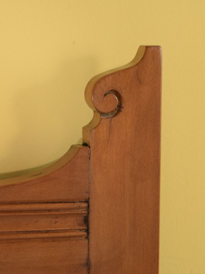 英国アンティーク家具らしい装飾