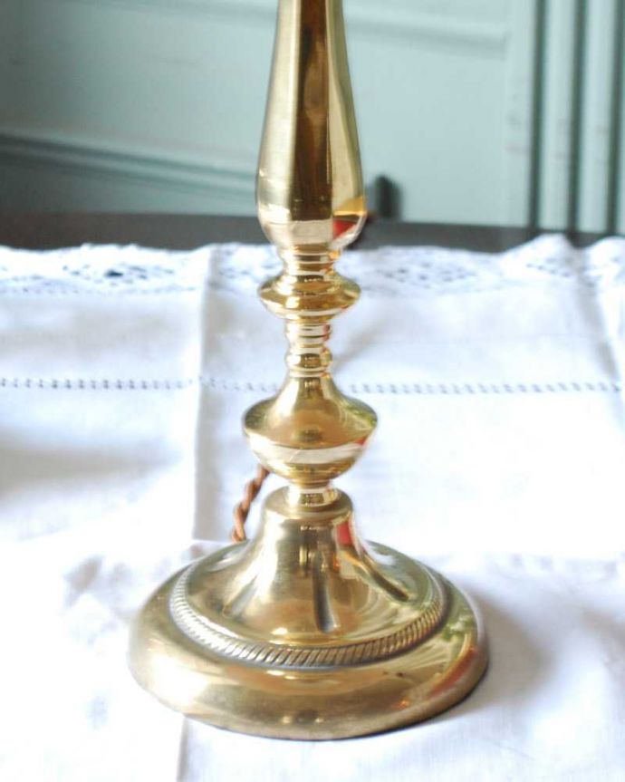 スタンドライト　照明・ライティング　イギリスから届いた真鍮製のアンティークテーブルランプ(１灯)(E17シャンデリア球付き)。。(k-3293-z)