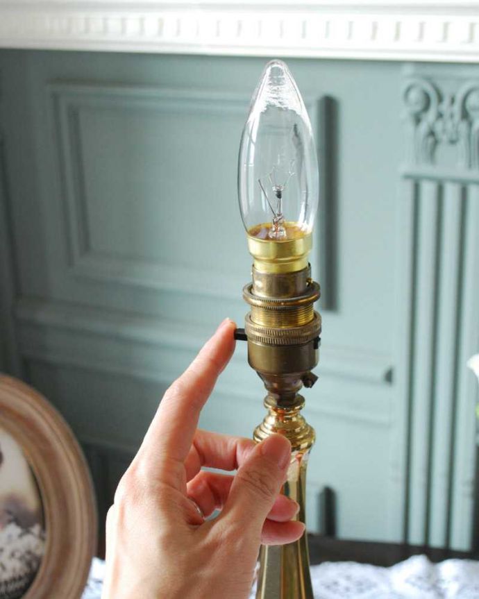 スタンドライト　照明・ライティング　イギリスから届いた真鍮製のアンティークテーブルランプ(１灯)(E17シャンデリア球付き)。。(k-3293-z)