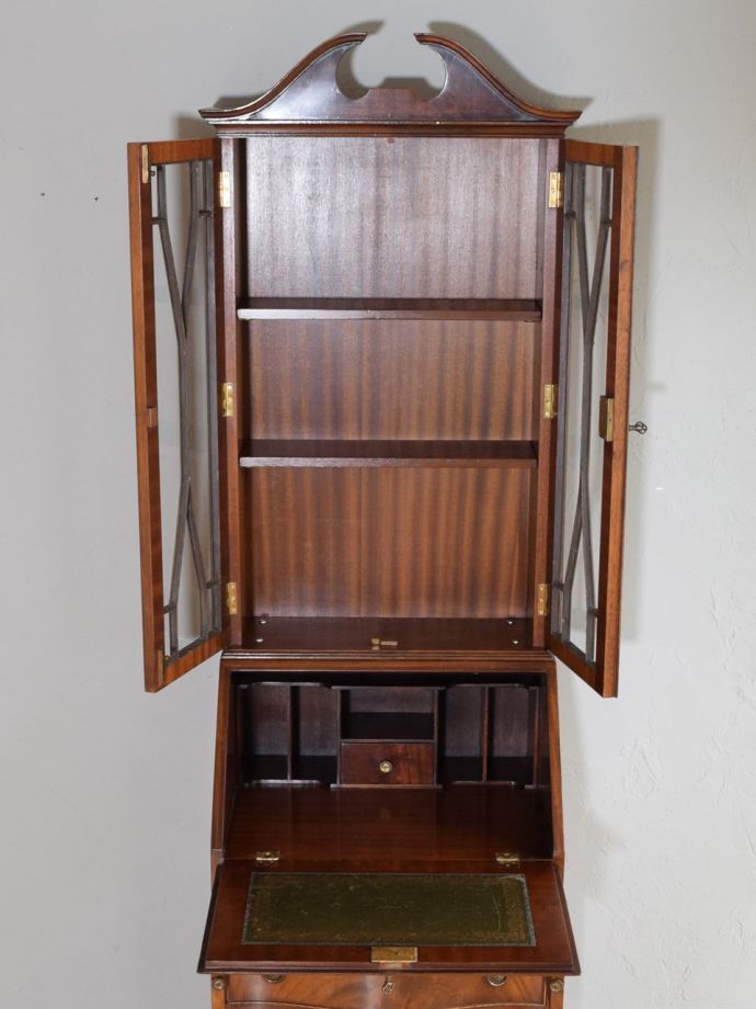 ビューローキャビネットの扉の中