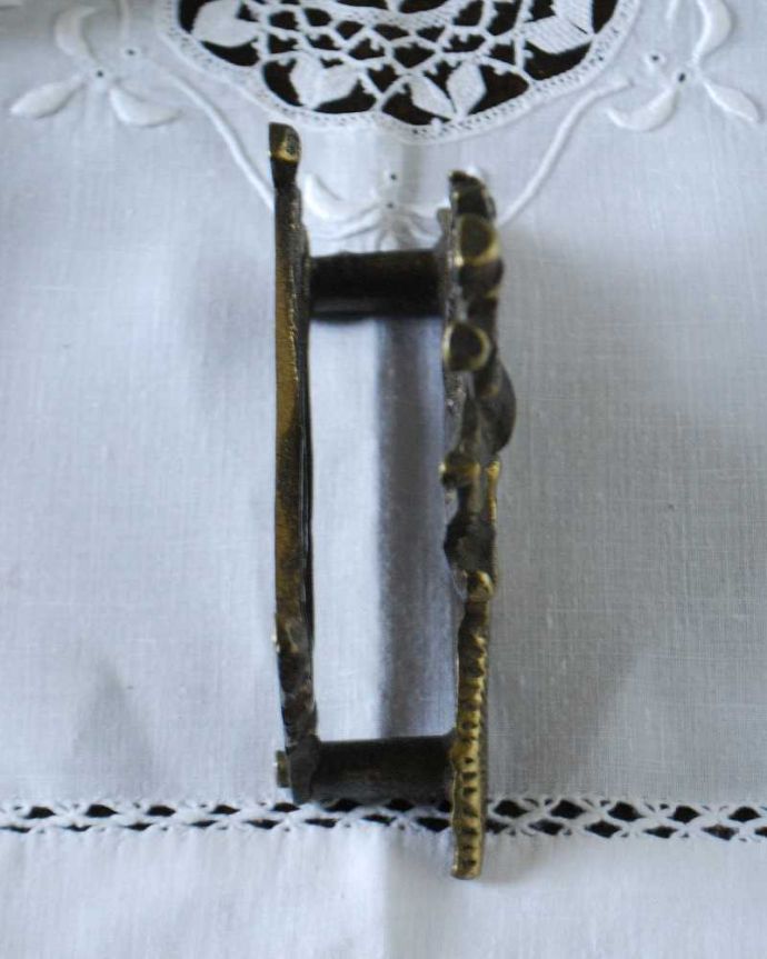 アンティーク 真鍮の雑貨　アンティーク雑貨　イギリスで見つけたジョンピールの真鍮製アンティークレターラック。上から見るとこんな感じですアンティークは新品ではなので多少のキズ・汚れがある場合がありますが、使用上問題はありませんので、ご了承下さい。(k-3298-z)