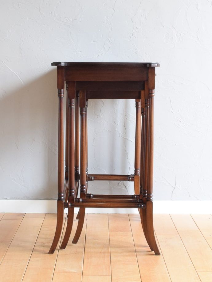 ネストテーブルの横顔