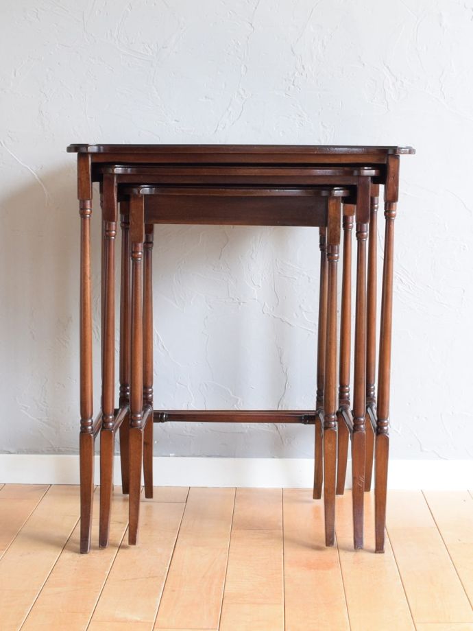 アンティークのネストテーブル