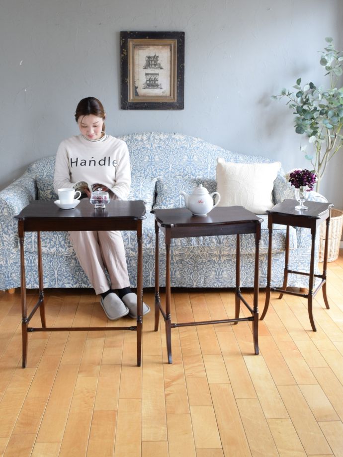 アンティークのネストテーブル