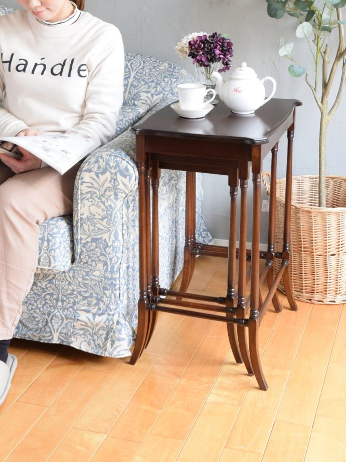 英国スタイルのアンティークテーブル