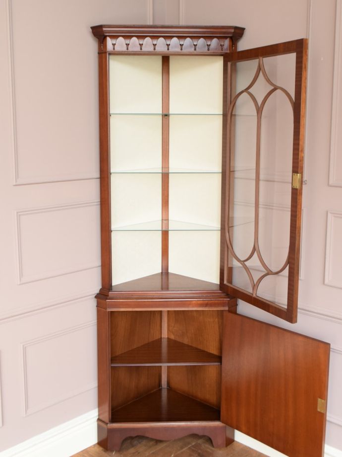 ガラスキャビネットの扉の中