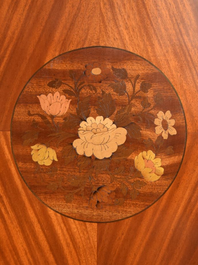 英国アンティーク家具らしい装飾