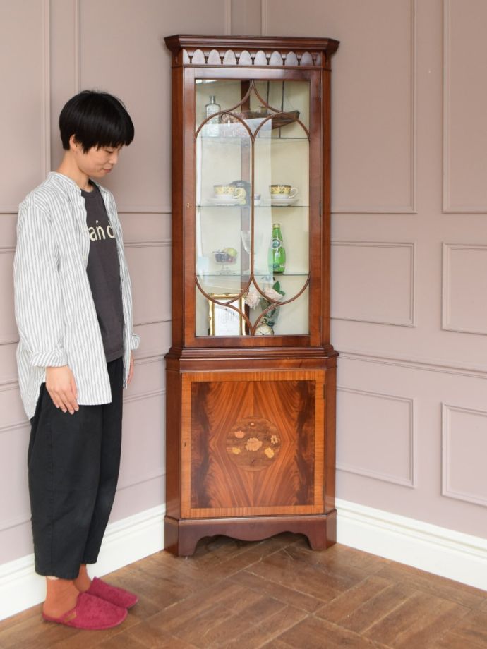 英国アンティークのガラスキャビネット