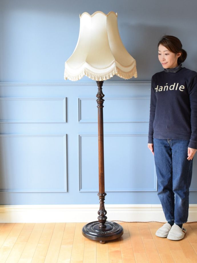 英国アンティークのおしゃれなスタンドライト、マホガニー材のフロア