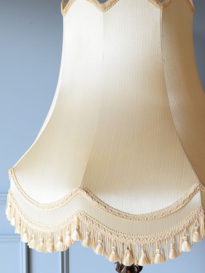 英国アンティークのおしゃれなスタンドライト、マホガニー材のフロア