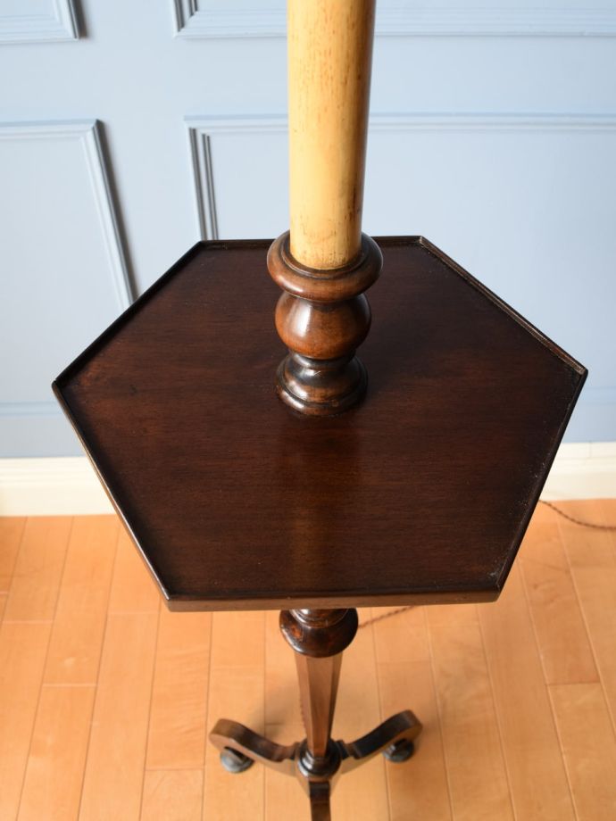 アンティークらしい木製のスタンドライト