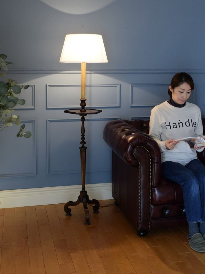 フロアランプの優しい灯り