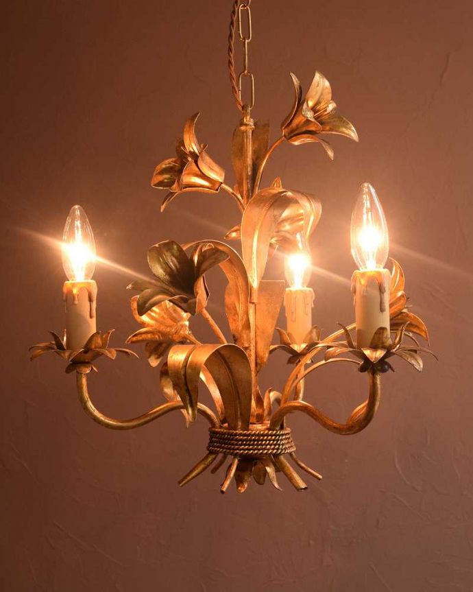 シャンデリア　照明・ライティング　エレガントな真鍮製アンティークシャンデリア（3灯）（Ｅ17シャンデリア球付）。。(k-3302-z)