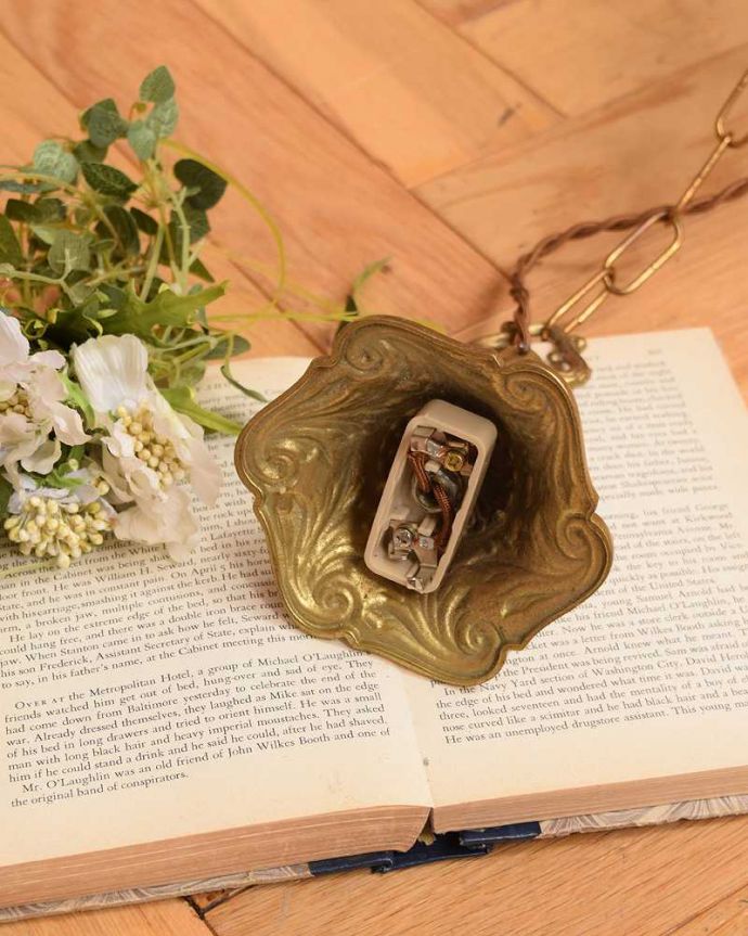 シャンデリア 照明・ライティング エレガントな真鍮製アンティークシャンデリア(3灯)(E17シャンデリア球付)。引っ掛けタイプです自分でも取り付け出来る引っ掛けシーリング仕様で加工してあります。(k-3302-z)