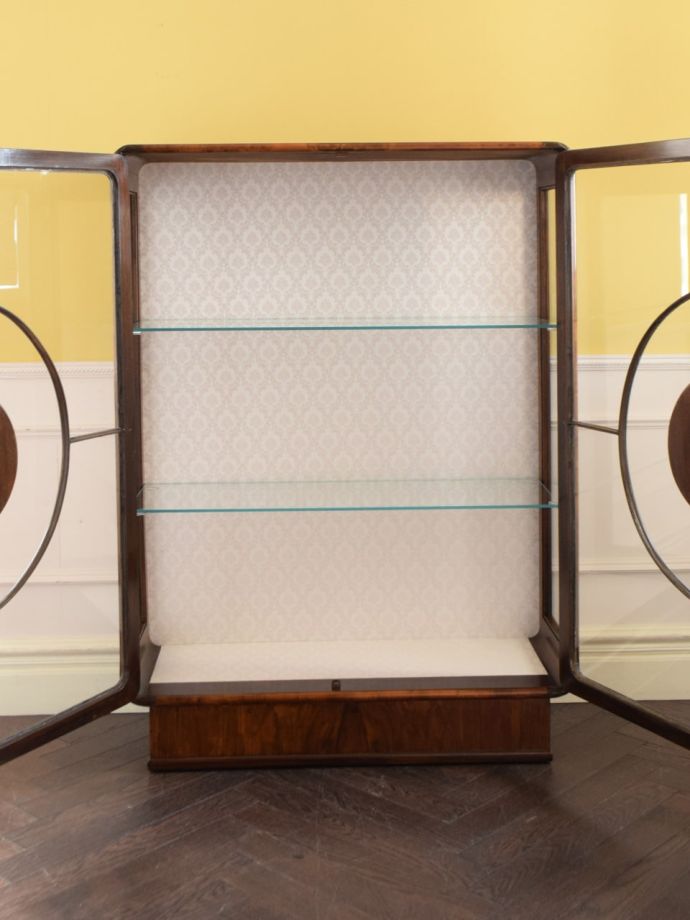 アンティークキャビネット扉の中