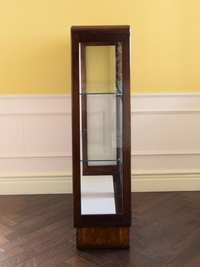 ガラスキャビネットの側面